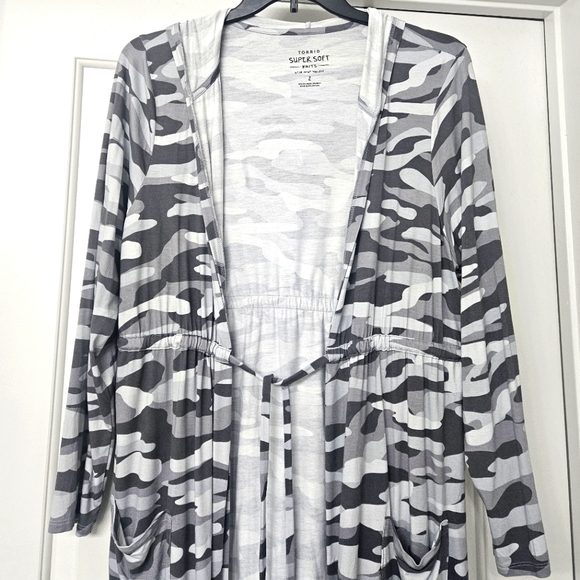 Torrid Super Soft Knits Gray Camo Hoodie Size 2 - Picture 3 of 5